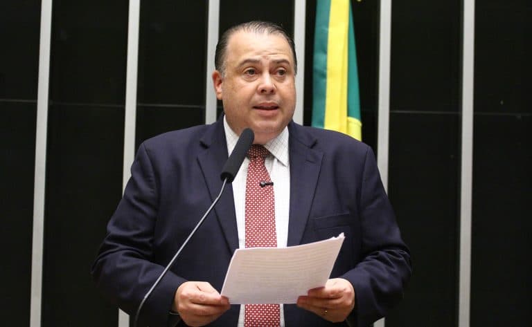 Comissão aprova uniformes de seleções brasileiras nas cores da bandeira nacional