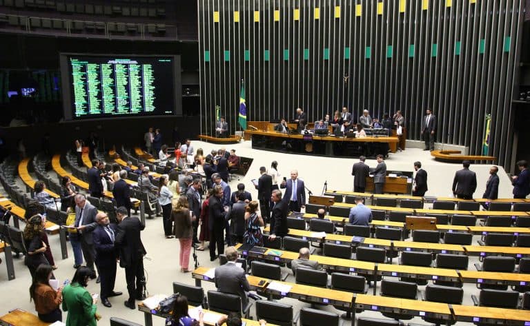 Câmara pode votar proposta que obriga SUS a aceitar exames da rede privada